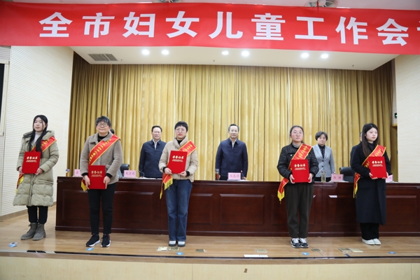 084703-214298.jpg 頒獎2_愛奇藝.jpg